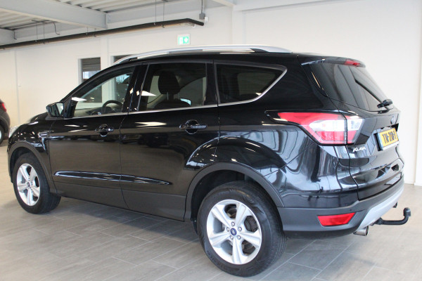 Ford Kuga 1.5-150pk EcoBoost Titanium. Nette Ford Kuga met een trekgewicht van maar liefst 2.000kg ! Autm. airco, stoel-, stuur- en voorraamverw., camera, parkeersensoren achter, navigatie, telefoonvoorb.,  17"LM wielen+all season banden, trekhaak, adapt. cruise cntrl etc.