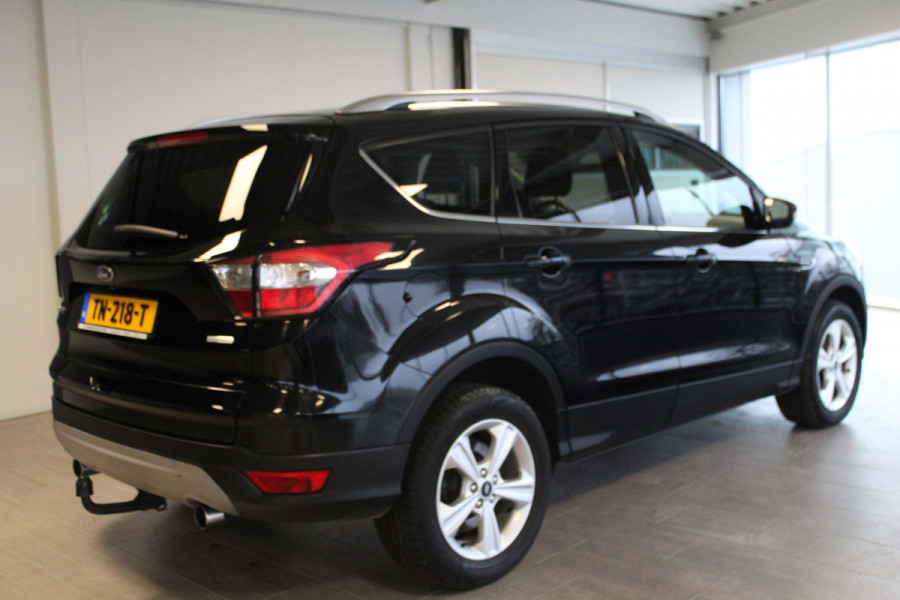 Ford Kuga 1.5-150pk EcoBoost Titanium. Nette Ford Kuga met een trekgewicht van maar liefst 2.000kg ! Autm. airco, stoel-, stuur- en voorraamverw., camera, parkeersensoren achter, navigatie, telefoonvoorb.,  17"LM wielen+all season banden, trekhaak, adapt. cruise cntrl etc.