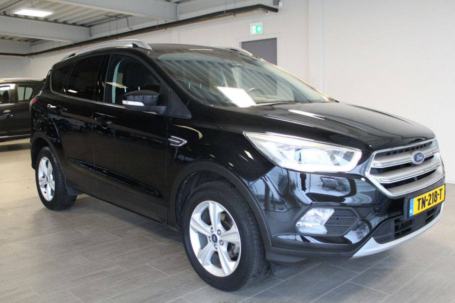Ford Kuga 1.5-150pk EcoBoost Titanium. Nette Ford Kuga met een trekgewicht van maar liefst 2.000kg ! Autm. airco, stoel-, stuur- en voorraamverw., camera, parkeersensoren achter, navigatie, telefoonvoorb.,  17"LM wielen+all season banden, trekhaak, adapt. cruise cntrl etc.