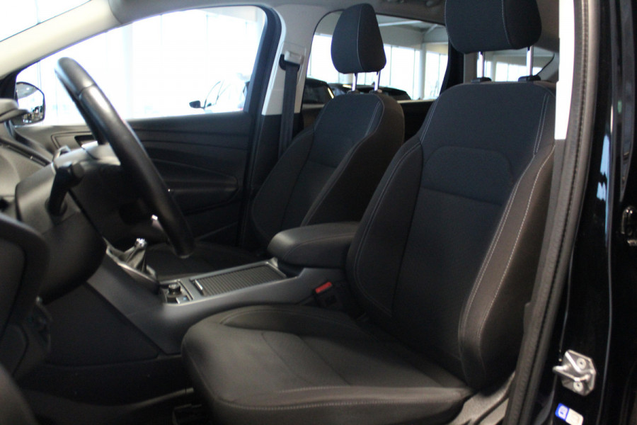 Ford Kuga 1.5-150pk EcoBoost Titanium. Nette Ford Kuga met een trekgewicht van maar liefst 2.000kg ! Autm. airco, stoel-, stuur- en voorraamverw., camera, parkeersensoren achter, navigatie, telefoonvoorb.,  17"LM wielen+all season banden, trekhaak, adapt. cruise cntrl etc.