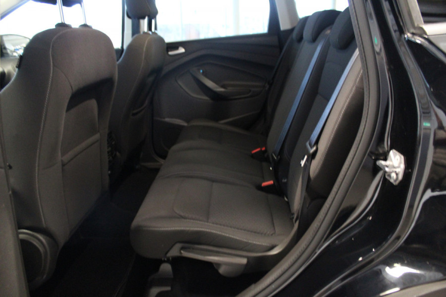 Ford Kuga 1.5-150pk EcoBoost Titanium. Nette Ford Kuga met een trekgewicht van maar liefst 2.000kg ! Autm. airco, stoel-, stuur- en voorraamverw., camera, parkeersensoren achter, navigatie, telefoonvoorb.,  17"LM wielen+all season banden, trekhaak, adapt. cruise cntrl etc.