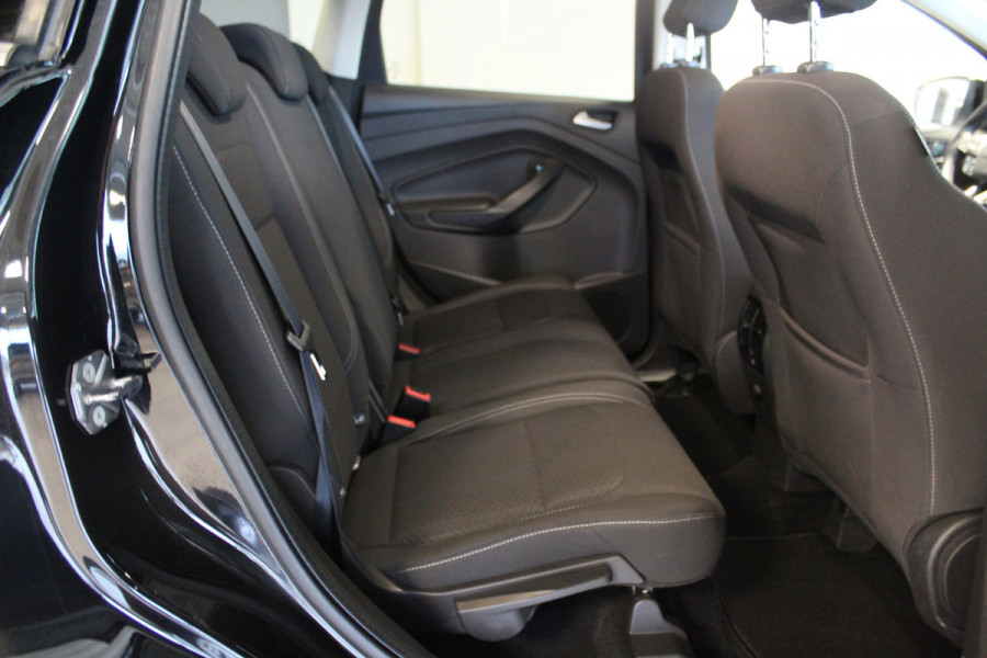 Ford Kuga 1.5-150pk EcoBoost Titanium. Nette Ford Kuga met een trekgewicht van maar liefst 2.000kg ! Autm. airco, stoel-, stuur- en voorraamverw., camera, parkeersensoren achter, navigatie, telefoonvoorb.,  17"LM wielen+all season banden, trekhaak, adapt. cruise cntrl etc.