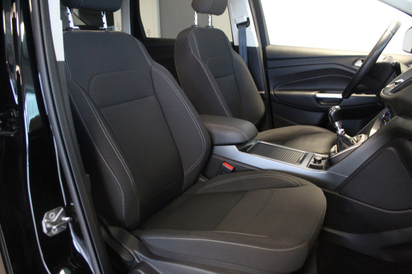 Ford Kuga 1.5-150pk EcoBoost Titanium. Nette Ford Kuga met een trekgewicht van maar liefst 2.000kg ! Autm. airco, stoel-, stuur- en voorraamverw., camera, parkeersensoren achter, navigatie, telefoonvoorb.,  17"LM wielen+all season banden, trekhaak, adapt. cruise cntrl etc.