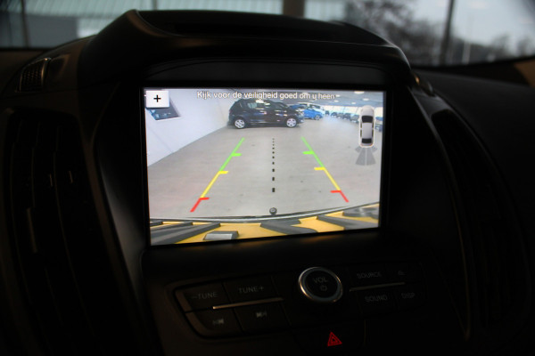 Ford Kuga 1.5-150pk EcoBoost Titanium. Nette Ford Kuga met een trekgewicht van maar liefst 2.000kg ! Autm. airco, stoel-, stuur- en voorraamverw., camera, parkeersensoren achter, navigatie, telefoonvoorb.,  17"LM wielen+all season banden, trekhaak, adapt. cruise cntrl etc.