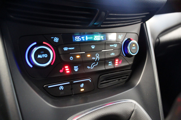 Ford Kuga 1.5-150pk EcoBoost Titanium. Nette Ford Kuga met een trekgewicht van maar liefst 2.000kg ! Autm. airco, stoel-, stuur- en voorraamverw., camera, parkeersensoren achter, navigatie, telefoonvoorb.,  17"LM wielen+all season banden, trekhaak, adapt. cruise cntrl etc.