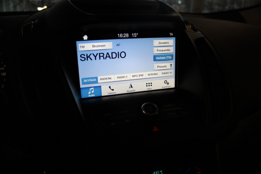 Ford Kuga 1.5-150pk EcoBoost Titanium. Nette Ford Kuga met een trekgewicht van maar liefst 2.000kg ! Autm. airco, stoel-, stuur- en voorraamverw., camera, parkeersensoren achter, navigatie, telefoonvoorb.,  17"LM wielen+all season banden, trekhaak, adapt. cruise cntrl etc.