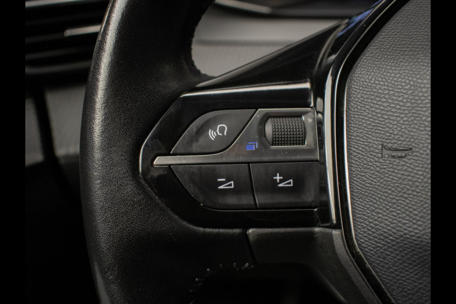 Peugeot 208 1.2 PureTech Allure Sport (APPLE CARPLAY,NAVI,CRUISE,PDC,LED,DAB,SPORTSTOELEN,LM VELGEN,NETTE STAAT)