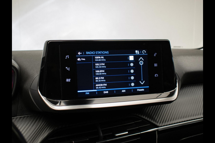 Peugeot 208 1.2 PureTech Allure Sport (APPLE CARPLAY,NAVI,CRUISE,PDC,LED,DAB,SPORTSTOELEN,LM VELGEN,NETTE STAAT)