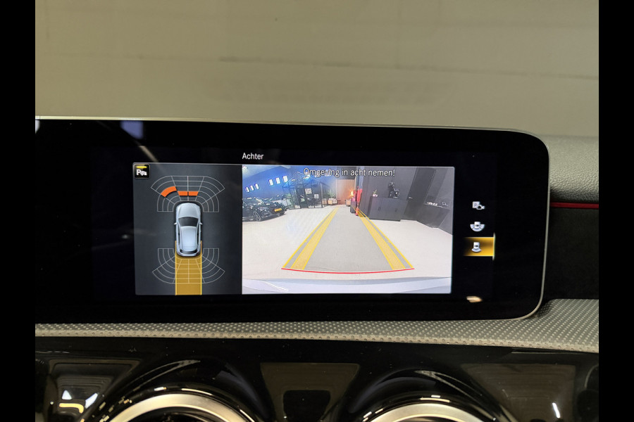 Mercedes-Benz A-Klasse 180 Business Solution AMG | Panoramadak | Camera | Carplay | Stoelverwarming