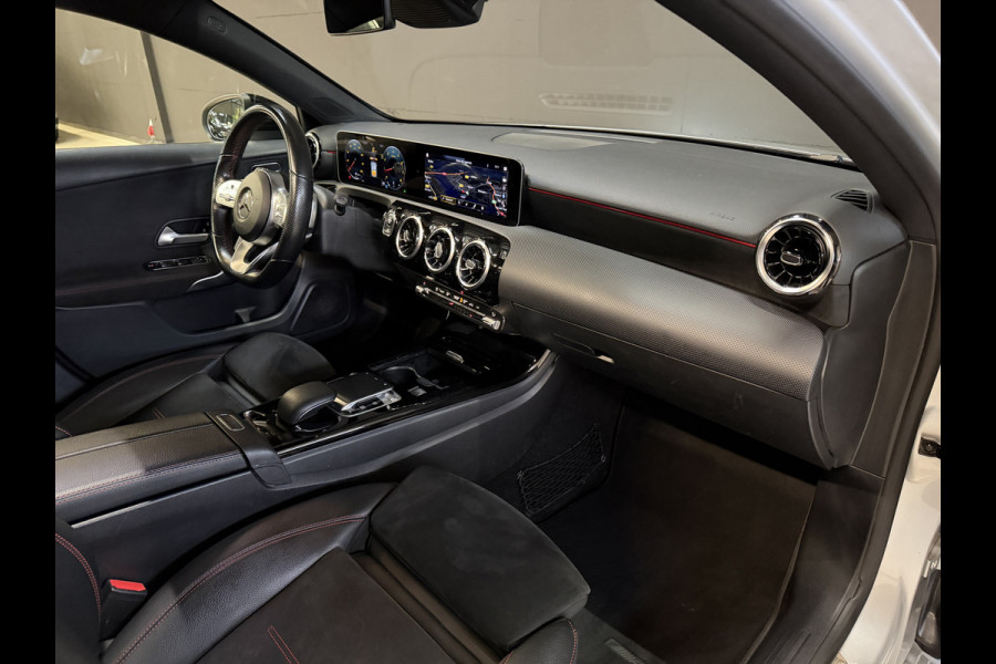 Mercedes-Benz A-Klasse 180 Business Solution AMG | Panoramadak | Camera | Carplay | Stoelverwarming