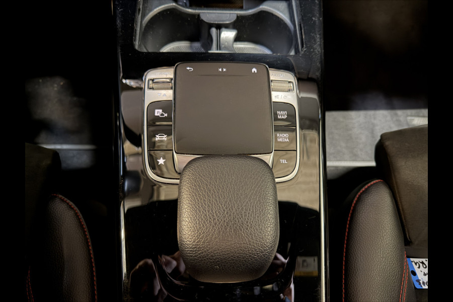 Mercedes-Benz A-Klasse 180 Business Solution AMG | Panoramadak | Camera | Carplay | Stoelverwarming