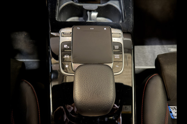 Mercedes-Benz A-Klasse 180 Business Solution AMG | Panoramadak | Camera | Carplay | Stoelverwarming
