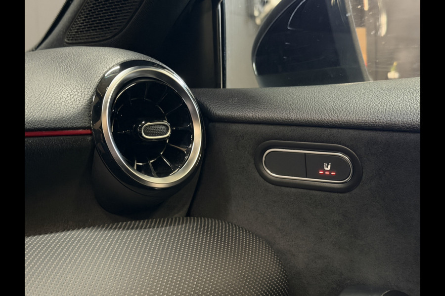 Mercedes-Benz A-Klasse 180 Business Solution AMG | Panoramadak | Camera | Carplay | Stoelverwarming