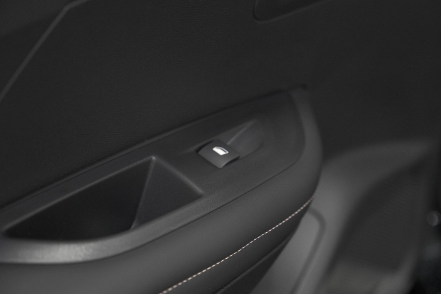 Peugeot 2008 1.2 Hybrid 145 Allure | 360 Camera | Adaptieve Cruise Control | Dodehoekdetectie | Apple Carplay