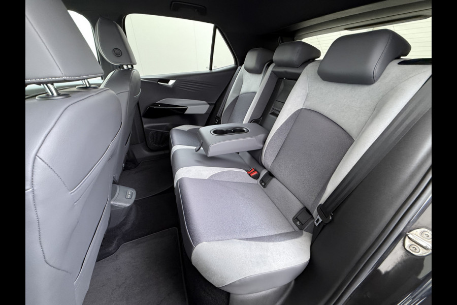 Volkswagen ID.3 First Plus 58kWh 204pk Camera Trekhaak 19"lm Adap.Cruise Matrix-Led Navi-Pro Ecc Apple Carplay Android Auto Pdc SOH 90% Lmv Stoel+Stuurverwarming Wifi  Rijstrooksensor Origineel Nederlandse Auto € 43.675,- nieuw