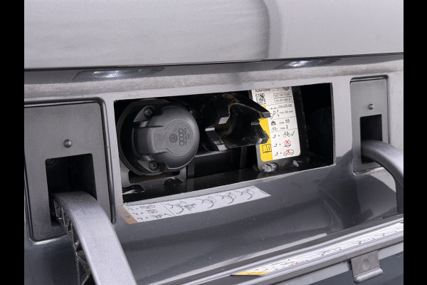 Volkswagen ID.3 First Plus 58kWh 204pk Camera Trekhaak 19"lm Adap.Cruise Matrix-Led Navi-Pro Ecc Apple Carplay Android Auto Pdc SOH 90% Lmv Stoel+Stuurverwarming Wifi  Rijstrooksensor Origineel Nederlandse Auto € 43.675,- nieuw