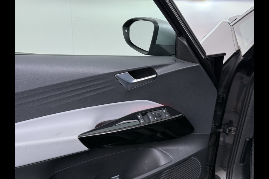 Volkswagen ID.3 First Plus 58kWh 204pk Camera Trekhaak 19"lm Adap.Cruise Matrix-Led Navi-Pro Ecc Apple Carplay Android Auto Pdc SOH 90% Lmv Stoel+Stuurverwarming Wifi  Rijstrooksensor Origineel Nederlandse Auto € 43.675,- nieuw