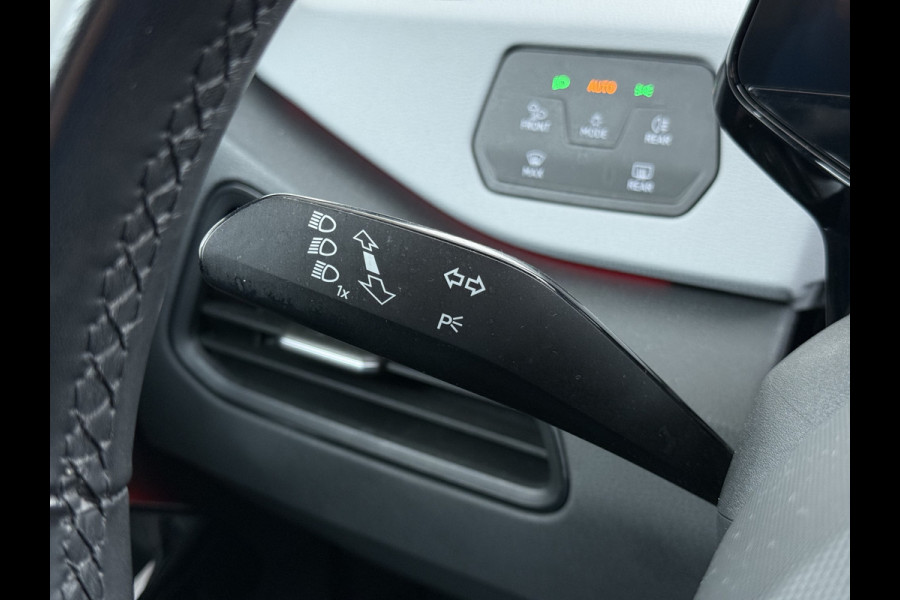 Volkswagen ID.3 First Plus 58kWh 204pk Camera Trekhaak 19"lm Adap.Cruise Matrix-Led Navi-Pro Ecc Apple Carplay Android Auto Pdc SOH 90% Lmv Stoel+Stuurverwarming Wifi  Rijstrooksensor Origineel Nederlandse Auto € 43.675,- nieuw