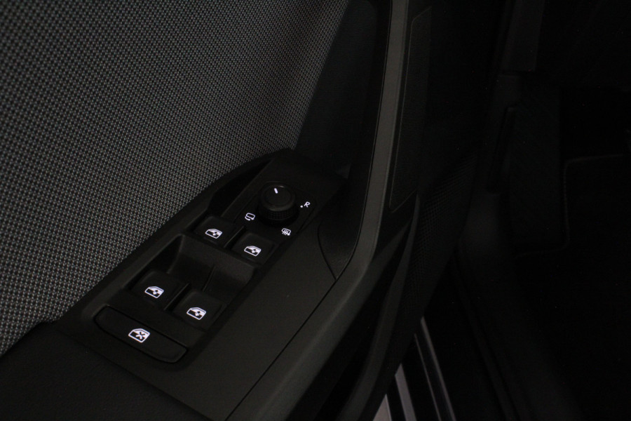 Seat Leon Sportstourer 1.5 TSI Style Business Panorama schuifdak/Stoelverwarming/Camera/Getint glas