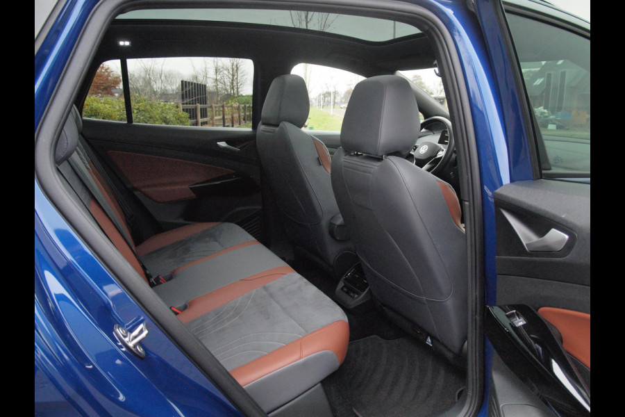 Volkswagen ID.4 First Max 77 kWh | Panoramadak | 360 Camera | Apple Carplay | Sfeerverlichting |