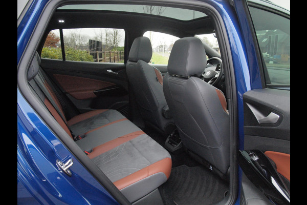 Volkswagen ID.4 First Max 77 kWh | Panoramadak | 360 Camera | Apple Carplay | Sfeerverlichting |