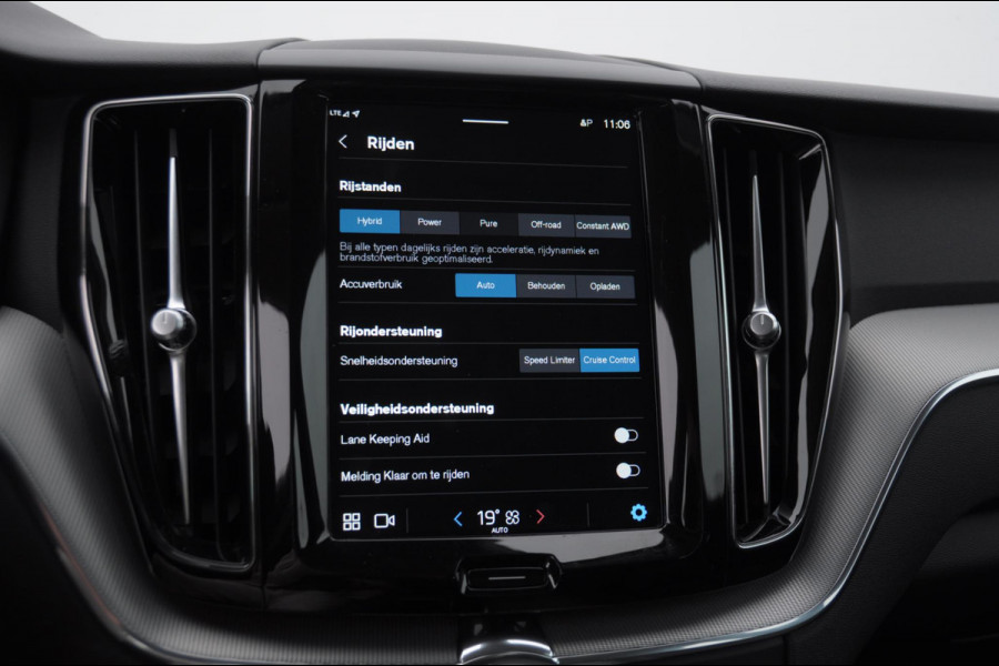 Volvo XC60 T6 350PK Automaat Plug-in hybrid AWD Plus Dark Panoramadak/ Cruise control/ Achteruitrijcamera/ Elektrisch bedienbare stoelen met geheugen/ Moritz leder/ Google infotainment/ Apple carplay/ Android auto/