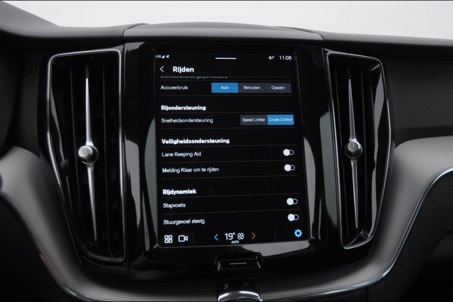 Volvo XC60 T6 350PK Automaat Plug-in hybrid AWD Plus Dark Panoramadak/ Cruise control/ Achteruitrijcamera/ Elektrisch bedienbare stoelen met geheugen/ Moritz leder/ Google infotainment/ Apple carplay/ Android auto/