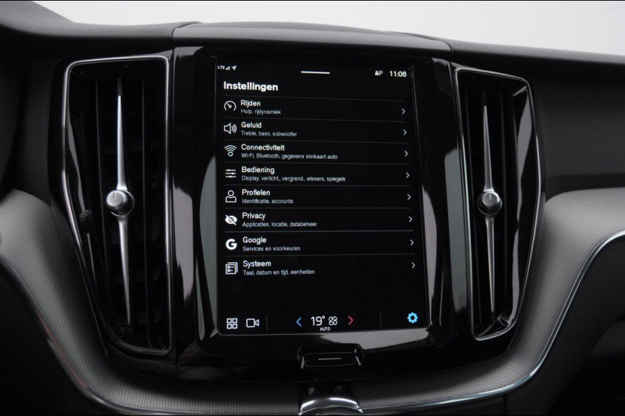Volvo XC60 T6 350PK Automaat Plug-in hybrid AWD Plus Dark Panoramadak/ Cruise control/ Achteruitrijcamera/ Elektrisch bedienbare stoelen met geheugen/ Moritz leder/ Google infotainment/ Apple carplay/ Android auto/