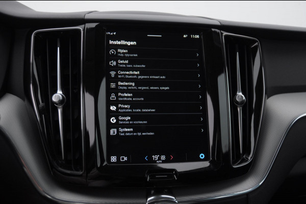 Volvo XC60 T6 350PK Automaat Plug-in hybrid AWD Plus Dark Panoramadak/ Cruise control/ Achteruitrijcamera/ Elektrisch bedienbare stoelen met geheugen/ Moritz leder/ Google infotainment/ Apple carplay/ Android auto/