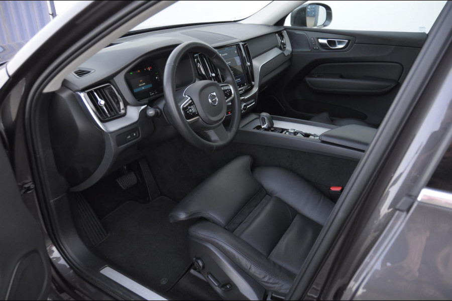 Volvo XC60 T6 350PK Automaat Plug-in hybrid AWD Ultra Bright Head-up display/ Harman Kardon audio/ BLIS/ Elektrischbedienbare stoelen met geheugen/ Moritz Leder/ Panoramadak/ Adaptive cruise control/ Pilot assist/ Apple Carplay/ Android auto/
