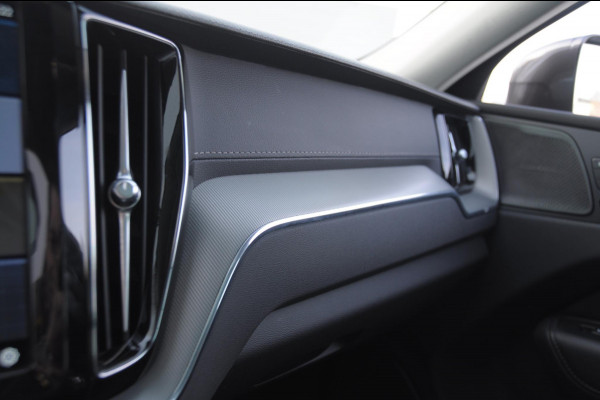 Volvo XC60 T6 350PK Automaat Plug-in hybrid AWD Ultra Bright Head-up display/ Harman Kardon audio/ BLIS/ Elektrischbedienbare stoelen met geheugen/ Moritz Leder/ Panoramadak/ Adaptive cruise control/ Pilot assist/ Apple Carplay/ Android auto/