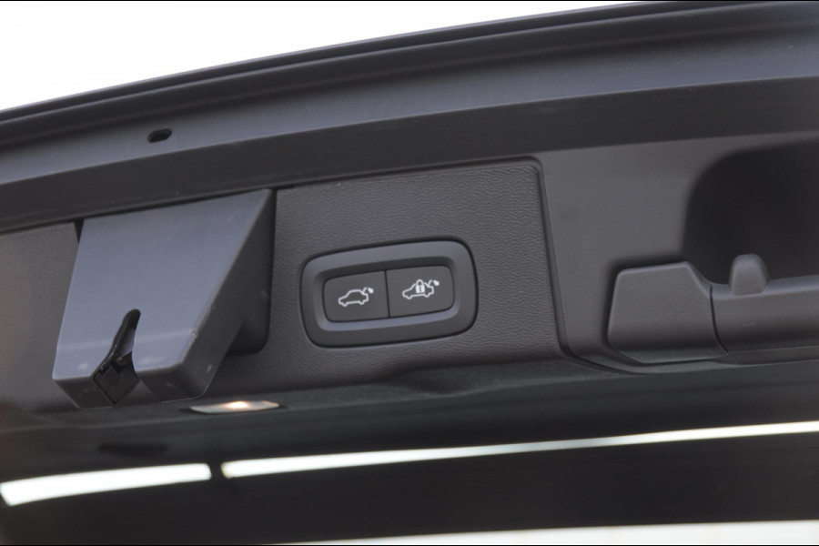 Volvo XC60 T6 350PK Automaat Plug-in hybrid AWD Ultra Bright Head-up display/ Harman Kardon audio/ BLIS/ Elektrischbedienbare stoelen met geheugen/ Moritz Leder/ Panoramadak/ Adaptive cruise control/ Pilot assist/ Apple Carplay/ Android auto/