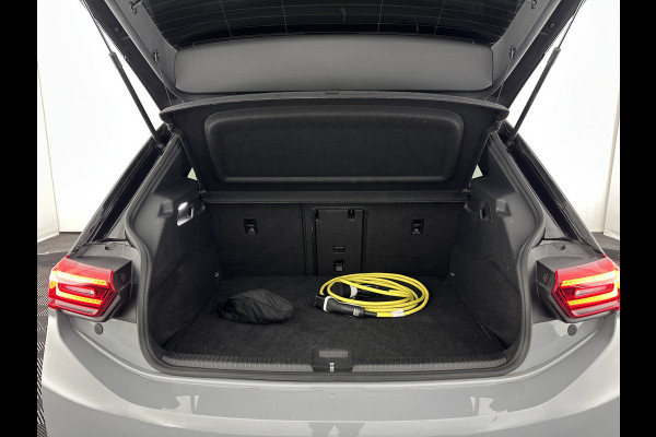 Volkswagen ID.3 First Max 58 kWh [ 3-Fase-11kW ] {SOH-92%} (INCL-BTW) *PANO | HEAD-UP | ADAPTIVE-CRUISE | FULL-LED | BLINDSPOT | CAMERA | KEYLESS | MICROFIBRE | AMBIENTLIGHT | NAVI-FULLMAP | DAB+ | ECC | HEATED-SPORTSEATS | DIGI-COCKPIT | 20"ALU*