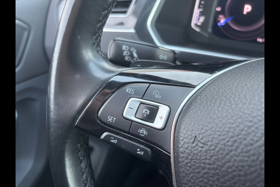Volkswagen Tiguan 1.5 TSI ACT Highline Business R | Trekhaak | Pano | Stoelverwarming | Dodehoek Detector