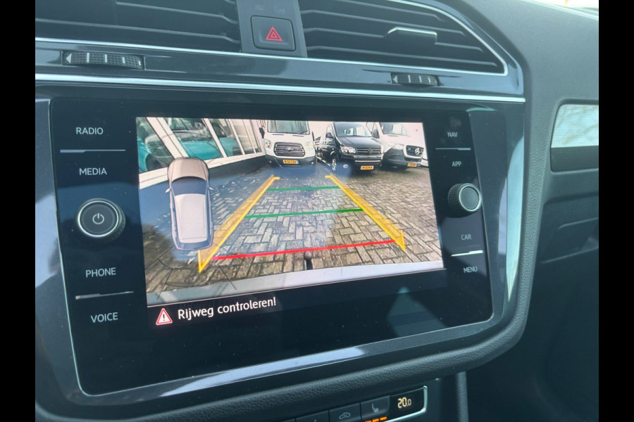 Volkswagen Tiguan 1.5 TSI ACT Highline Business R | Trekhaak | Pano | Stoelverwarming | Dodehoek Detector