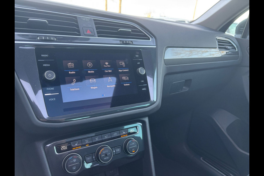 Volkswagen Tiguan 1.5 TSI ACT Highline Business R | Trekhaak | Pano | Stoelverwarming | Dodehoek Detector