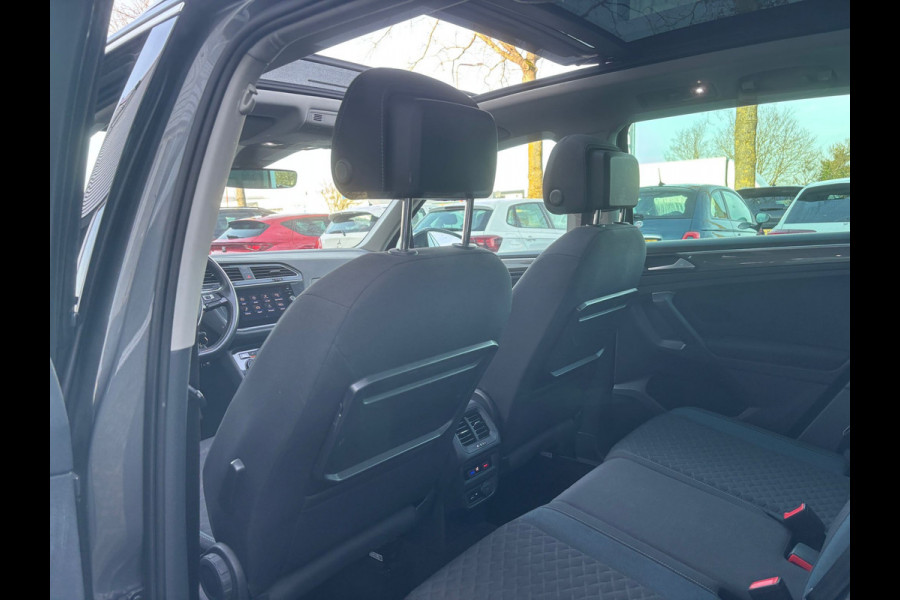 Volkswagen Tiguan 1.5 TSI ACT Highline Business R | Trekhaak | Pano | Stoelverwarming | Dodehoek Detector
