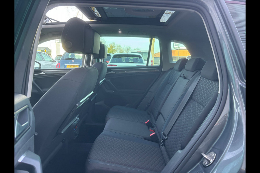 Volkswagen Tiguan 1.5 TSI ACT Highline Business R | Trekhaak | Pano | Stoelverwarming | Dodehoek Detector