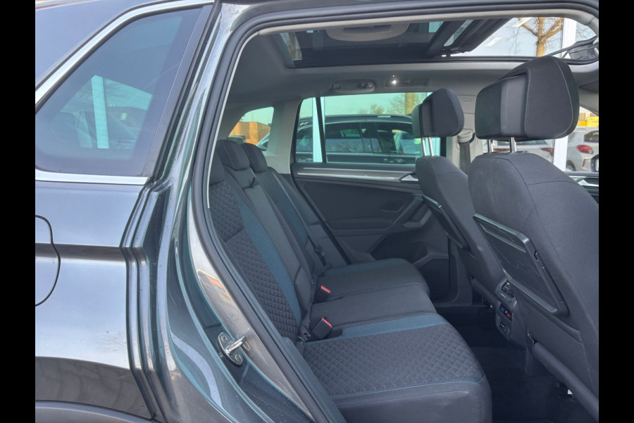 Volkswagen Tiguan 1.5 TSI ACT Highline Business R | Trekhaak | Pano | Stoelverwarming | Dodehoek Detector