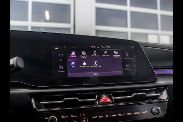 Kia Niro EV Plus 64.8 kWh l Lederlook bekleding l Stoelverwarming l El. verstelbare stoelen l