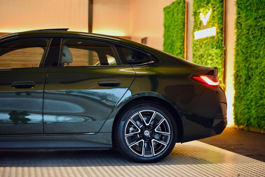 BMW i4 EDrive40 High Executive 84 kWh - M-Sport - Stuurverwarming - Harman Kardon - Adaptive Cruise Control - Schuifdak -