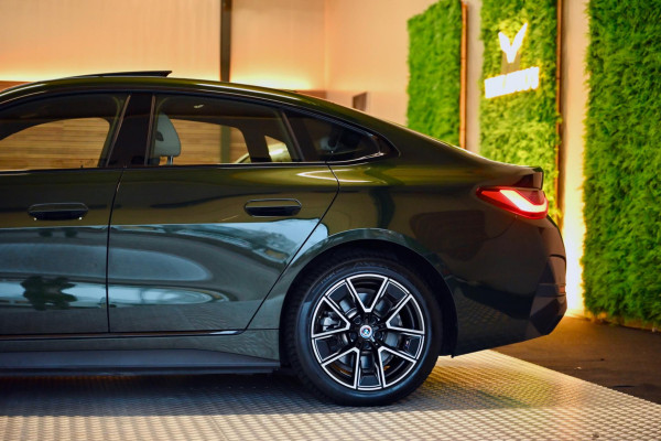 BMW i4 EDrive40 High Executive 84 kWh - M-Sport - Stuurverwarming - Harman Kardon - Adaptive Cruise Control - Schuifdak -