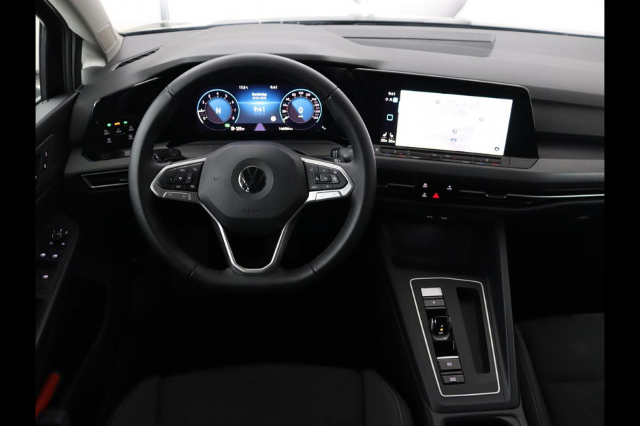 Volkswagen Golf 1.5 eTSI Style | Stoelverwarming | Trekhaak | Camera | Stuurverwarming | Memory | Sfeerverlichting | Carplay | Navigatie | Adaptive cruise | Parkeerhulp | Climate control