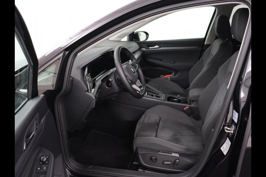 Volkswagen Golf 1.5 eTSI Style | Stoelverwarming | Trekhaak | Camera | Stuurverwarming | Memory | Sfeerverlichting | Carplay | Navigatie | Adaptive cruise | Parkeerhulp | Climate control