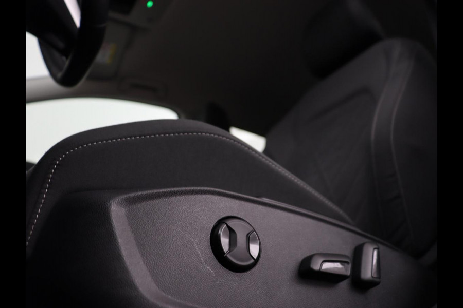 Volkswagen Golf 1.5 eTSI Style | Stoelverwarming | Trekhaak | Camera | Stuurverwarming | Memory | Sfeerverlichting | Carplay | Navigatie | Adaptive cruise | Parkeerhulp | Climate control