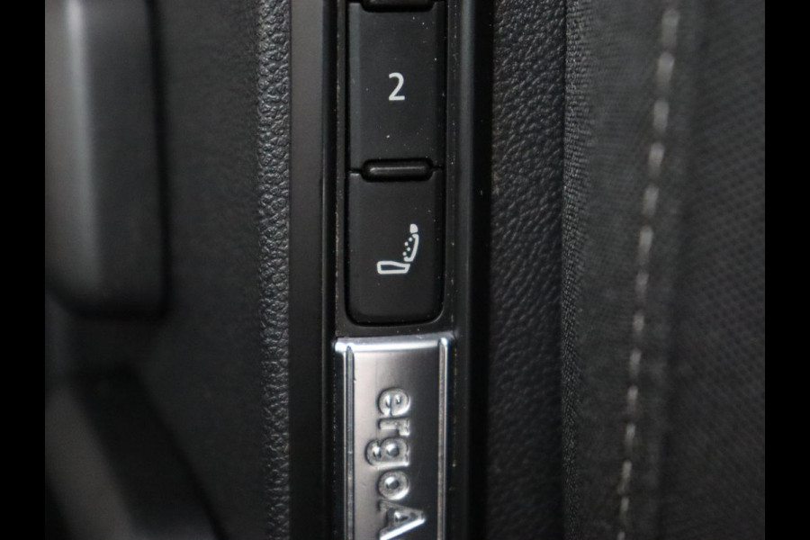 Volkswagen Golf 1.5 eTSI Style | Stoelverwarming | Trekhaak | Camera | Stuurverwarming | Memory | Sfeerverlichting | Carplay | Navigatie | Adaptive cruise | Parkeerhulp | Climate control