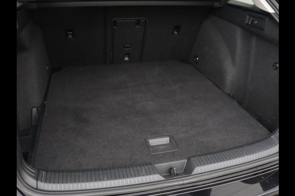 Volkswagen Golf 1.5 eTSI Style | Stoelverwarming | Trekhaak | Camera | Stuurverwarming | Memory | Sfeerverlichting | Carplay | Navigatie | Adaptive cruise | Parkeerhulp | Climate control