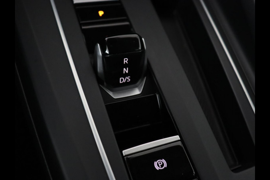 Volkswagen Golf 1.5 eTSI Style | Stoelverwarming | Trekhaak | Camera | Stuurverwarming | Memory | Sfeerverlichting | Carplay | Navigatie | Adaptive cruise | Parkeerhulp | Climate control