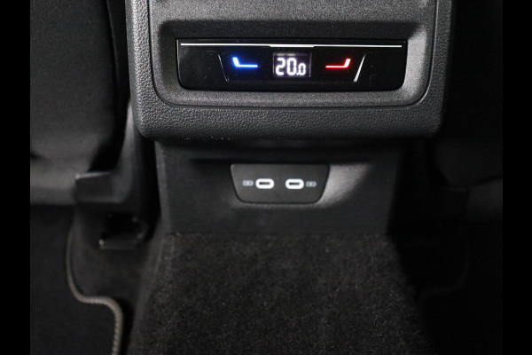 Volkswagen Golf 1.5 eTSI Style | Stoelverwarming | Trekhaak | Camera | Stuurverwarming | Memory | Sfeerverlichting | Carplay | Navigatie | Adaptive cruise | Parkeerhulp | Climate control