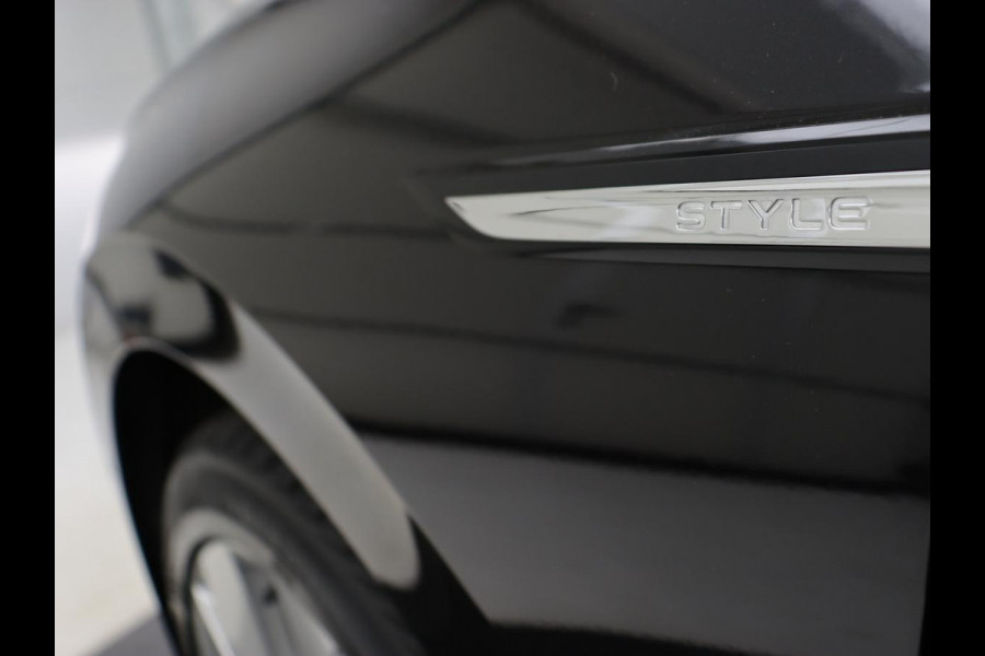 Volkswagen Golf 1.5 eTSI Style | Stoelverwarming | Trekhaak | Camera | Stuurverwarming | Memory | Sfeerverlichting | Carplay | Navigatie | Adaptive cruise | Parkeerhulp | Climate control